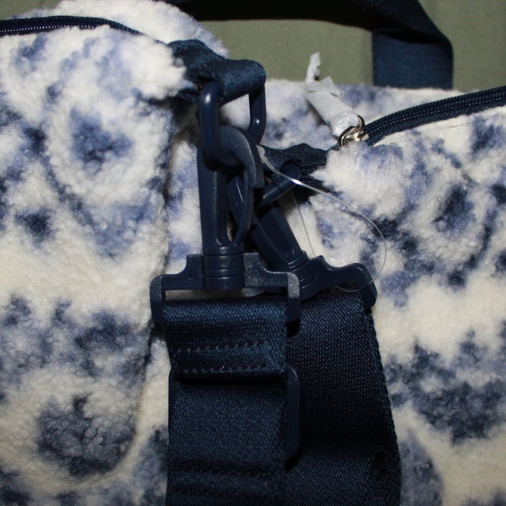 NWT Victoria's Secret Women's Cozy Sherpa Plush Fair Isle Weekender Bag - Picture 5 of 8